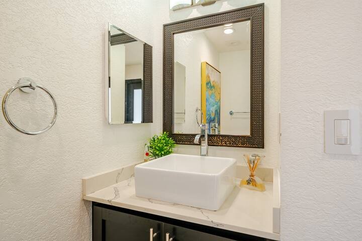 Quarto privativo perto do aeroporto. Estacionamento gratuito.