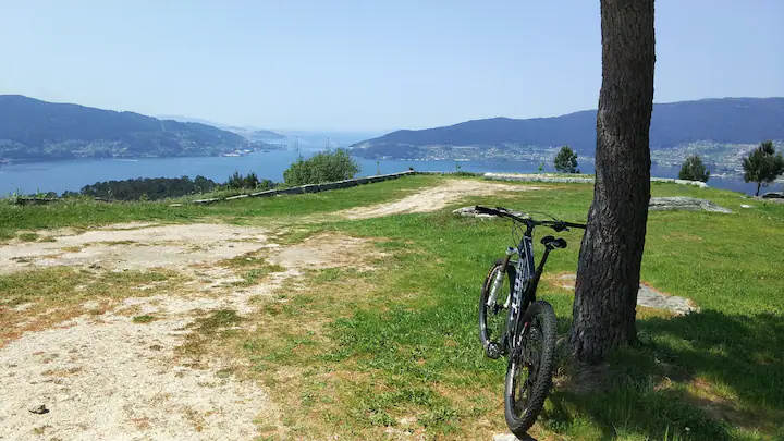 “A Xanela Indiscreta” entre a floresta e o mar