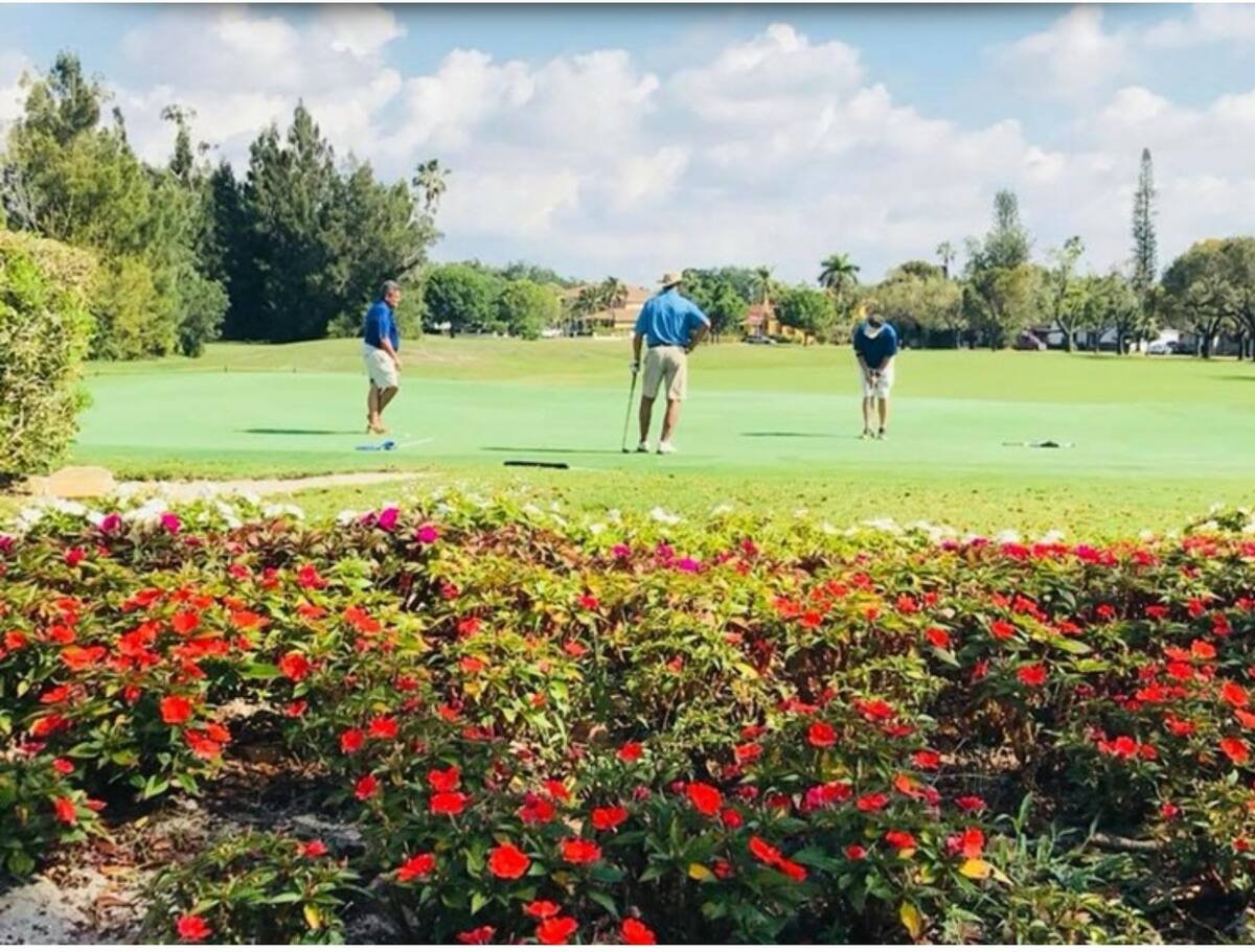 Quarto privativo perto do aeroporto. Estacionamento gratuito.