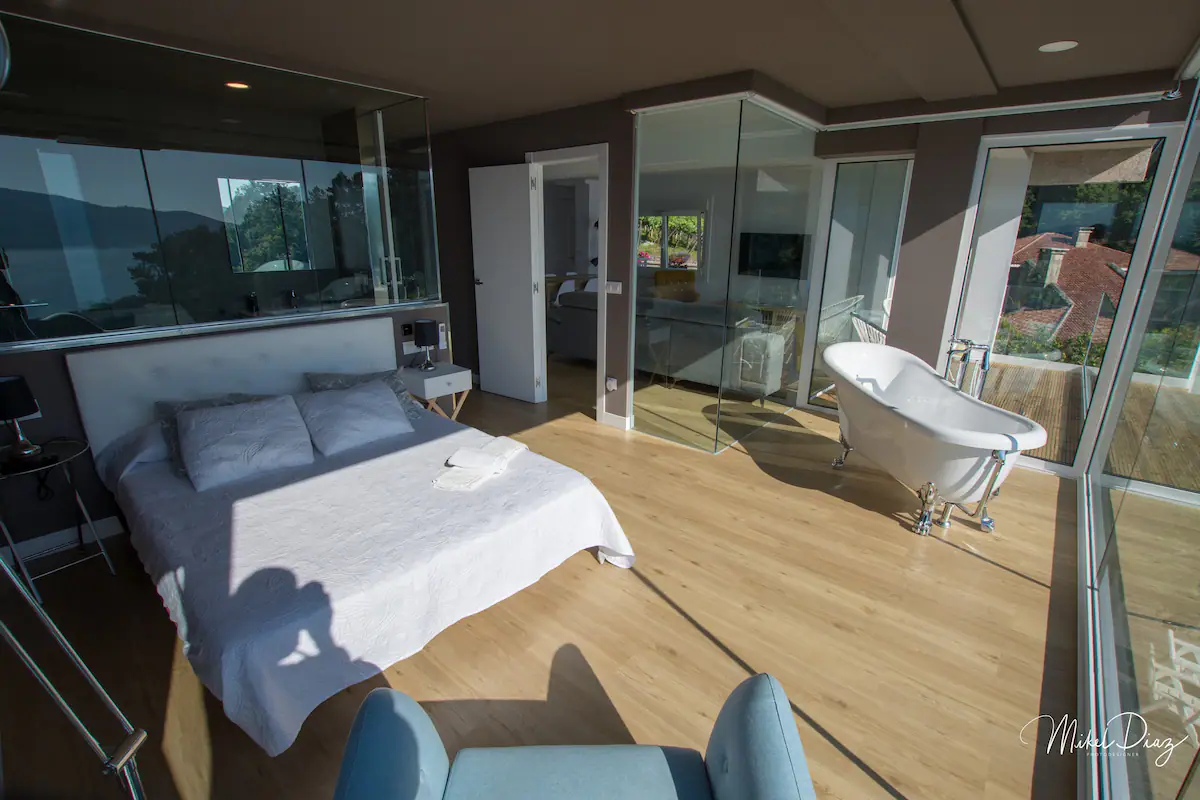 “A Xanela Indiscreta” entre a floresta e o mar