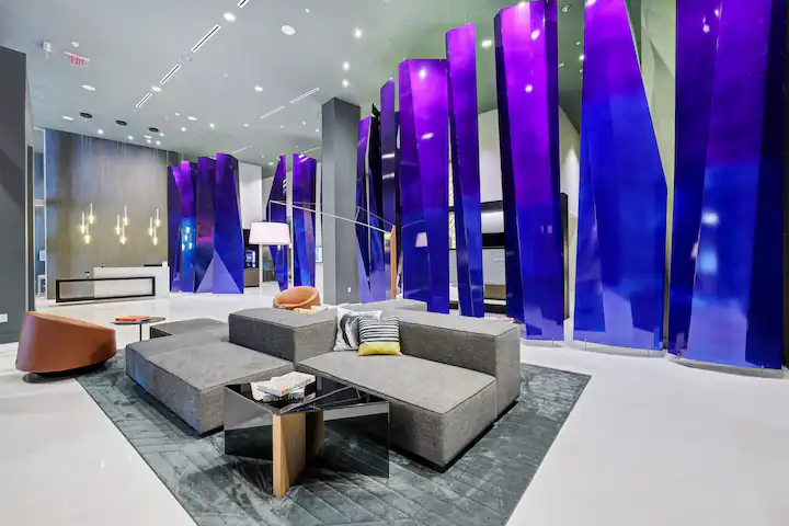 Condomínio de um quarto com cama king size e vista para a cidade