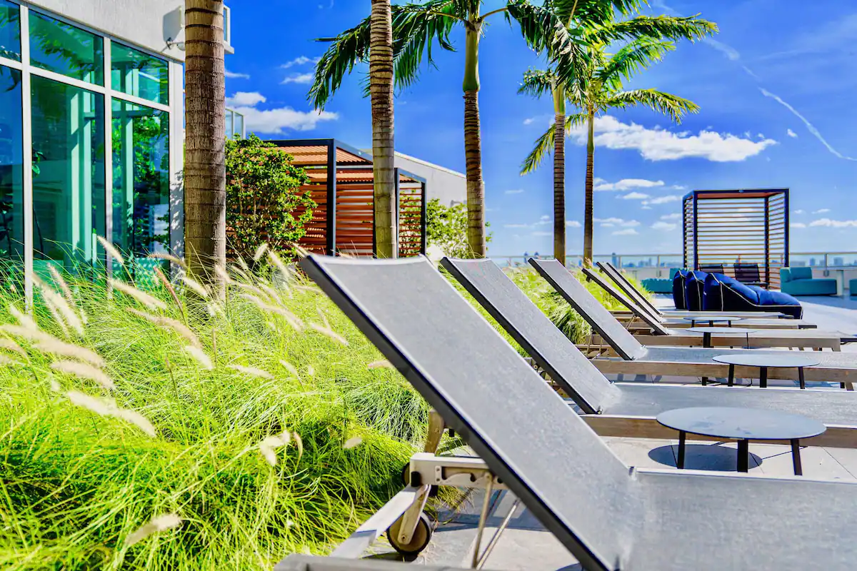 Condomínio de um quarto com cama king size e vista para a cidade