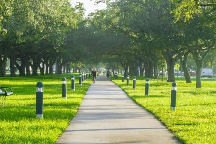 Quarto privativo perto do aeroporto. Estacionamento gratuito.