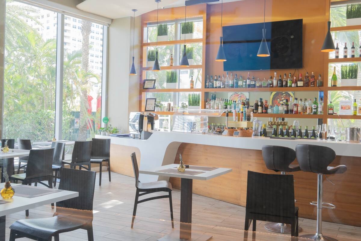 Apartamento de luxo em Miami Beach: piscina, academia e praia