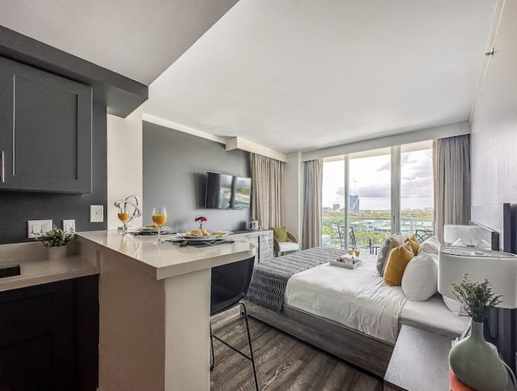 Cozinha completa, varanda, piscina, academia, estacionamento GRÁTIS