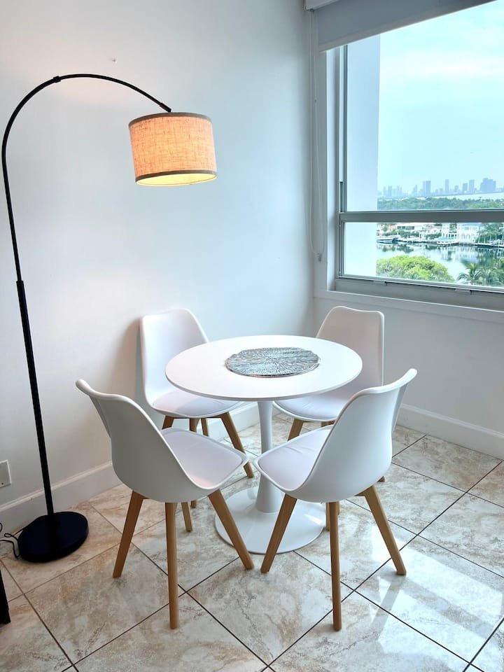 Estúdio bonito com vista para a baía! Estacionamento GRATUITO!