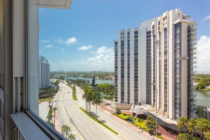 Resort à beira-mar com vista para a baía e estacionamento gratuito