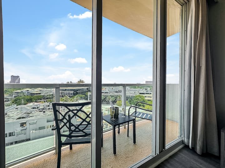 Cozinha completa, varanda, piscina, academia, estacionamento GRÁTIS