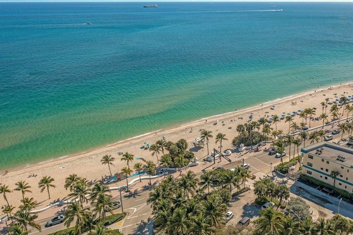 Condomínio na praia | Pátio exuberante | Birch Key Six