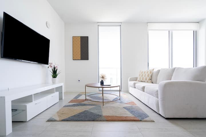 Condomínio no Design District com piscina, estacionamento e quarto