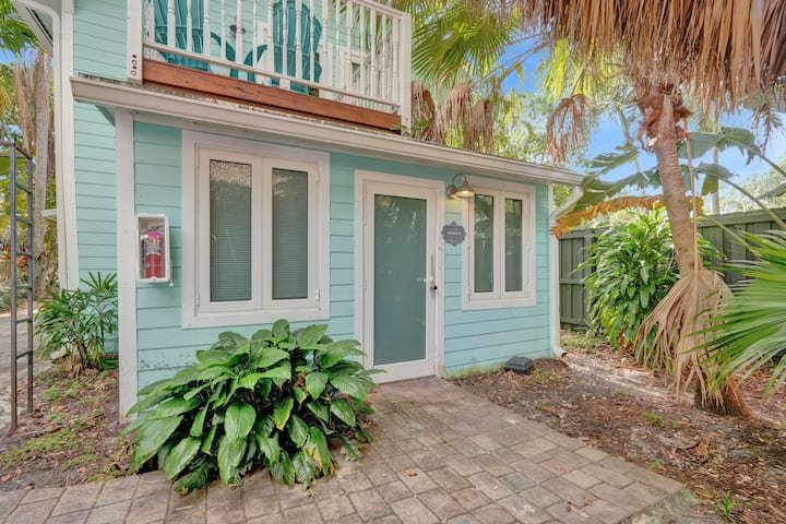 Oásis tropical: estúdio com piscina