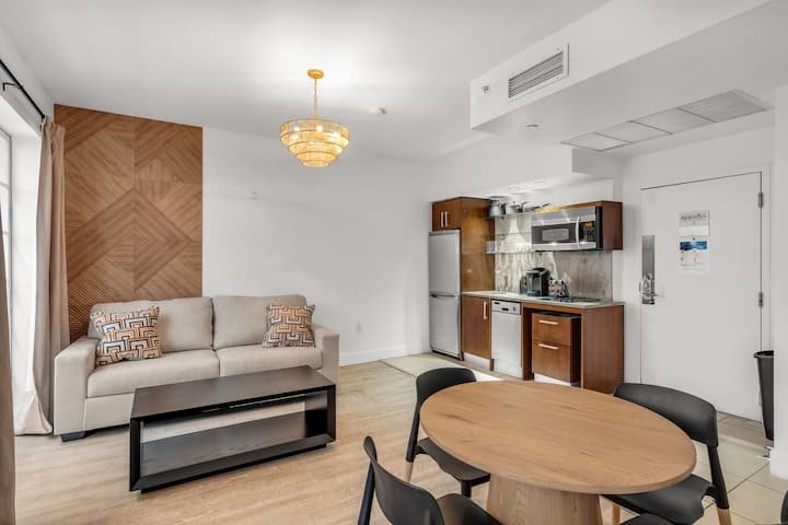 Elegante 1BR – The Strand Ocean Dr + Rooftop Pool!