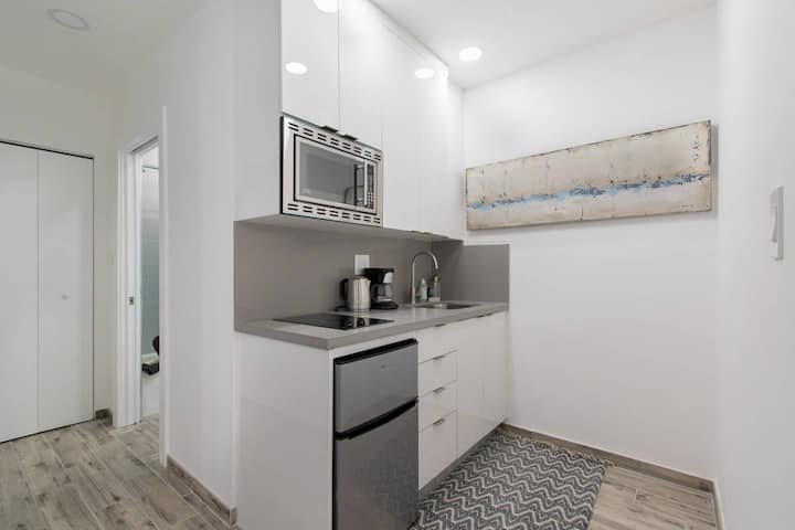 Moderno 1QTN com vaga de estacionamento e acesso a pé à praia