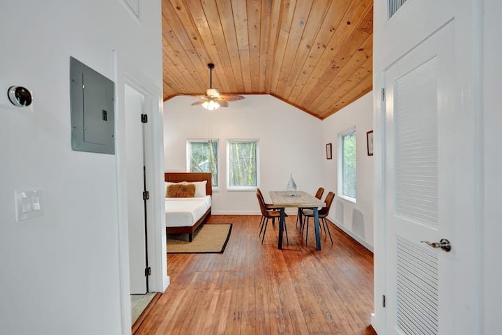 Oásis tropical: estúdio com piscina