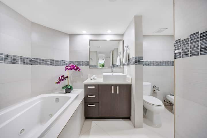 1BR Grand Stay | Bayviews | Banheira de hidromassagem | Piscina