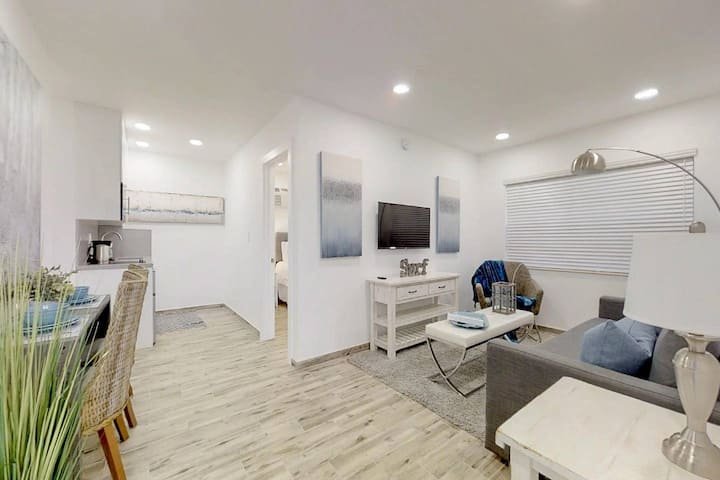 Moderno 1QTN com vaga de estacionamento e acesso a pé à praia