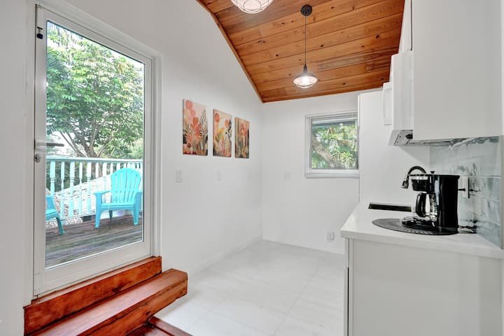 Oásis tropical: estúdio com piscina