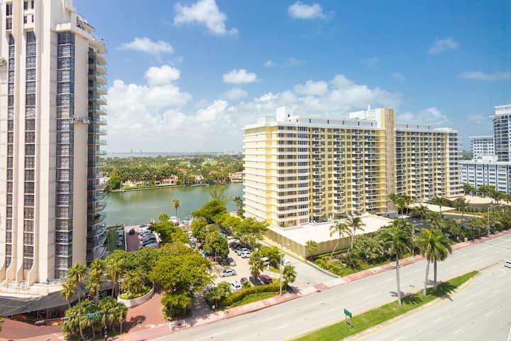 Resort à beira-mar com vista para a baía e estacionamento gratuito