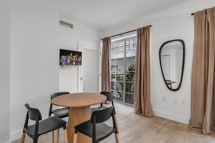 Elegante 1BR – The Strand Ocean Dr + Rooftop Pool!