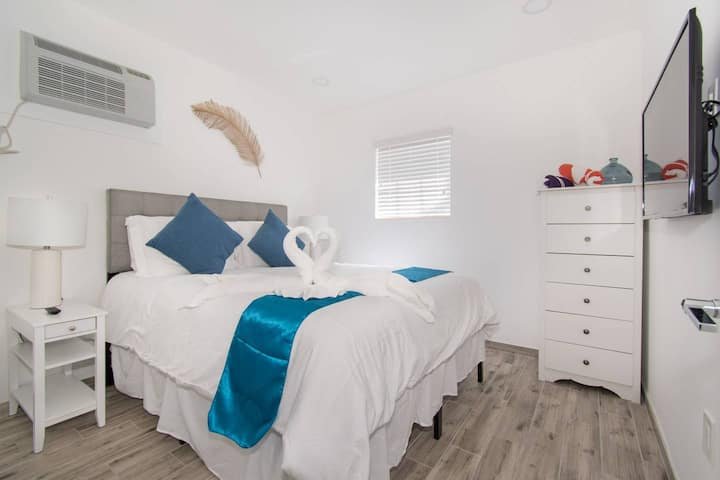 Moderno 1QTN com vaga de estacionamento e acesso a pé à praia