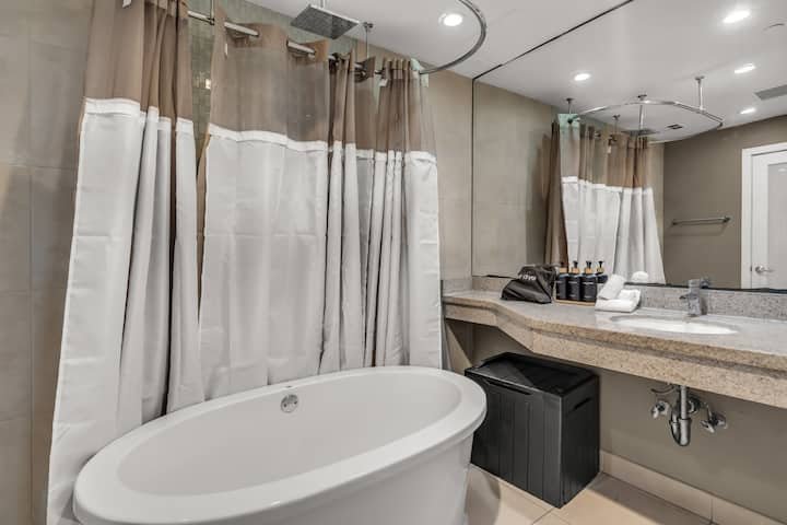 Elegante 1BR – The Strand Ocean Dr + Rooftop Pool!