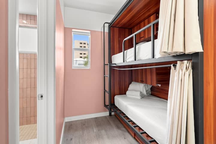 Quarto de hotel descolado no distrito de Mimo I 4 Hóspedes I Piscina