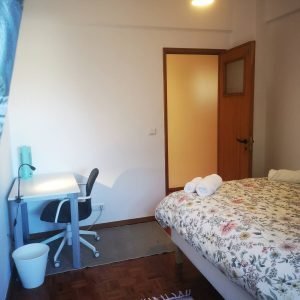 Quarto central em Lisboa — com marquise e ar-condicionado