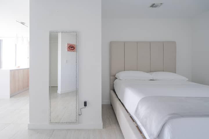 Condomínio no Design District com piscina, estacionamento e quarto