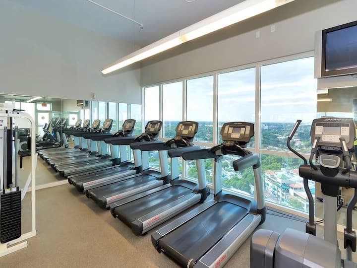 Cozinha completa, varanda, piscina, academia, estacionamento GRÁTIS