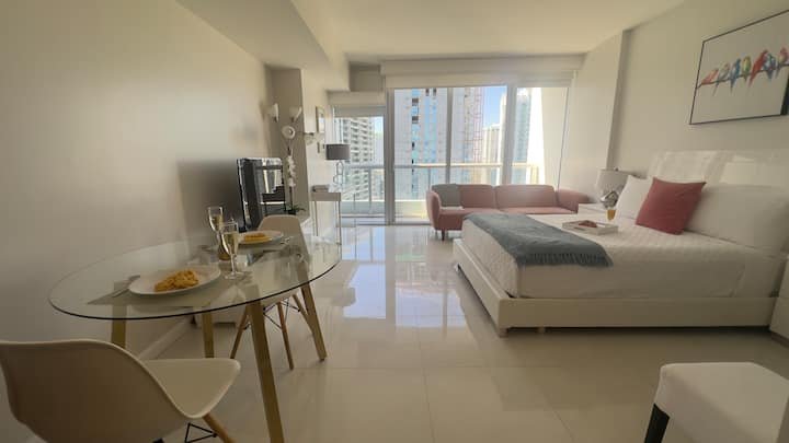 MVR | Lux Studio com varanda, piscina e vista da cidade