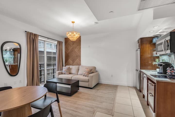 Elegante 1BR – The Strand Ocean Dr + Rooftop Pool!