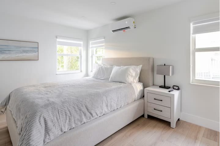 Condomínio na praia | Pátio exuberante | Birch Key Six