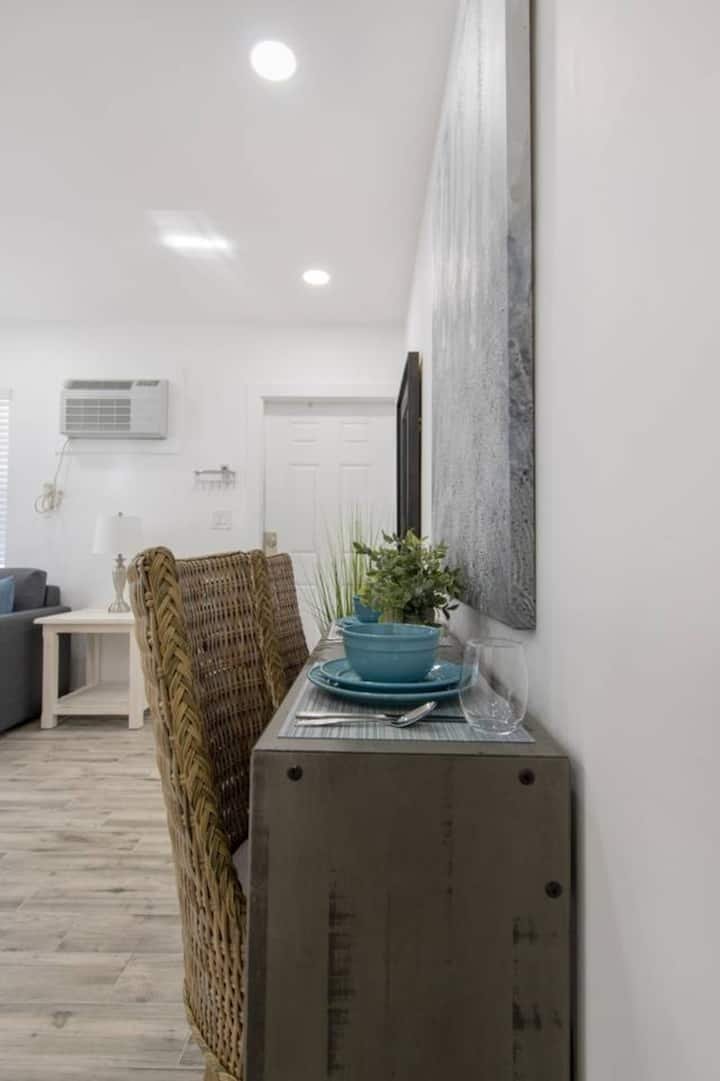 Moderno 1QTN com vaga de estacionamento e acesso a pé à praia