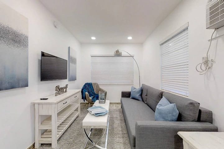 Moderno 1QTN com vaga de estacionamento e acesso a pé à praia