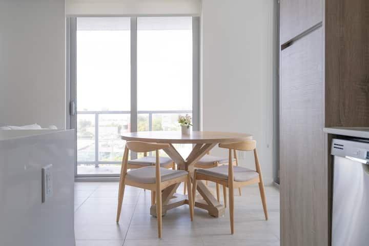 Condomínio no Design District com piscina, estacionamento e quarto