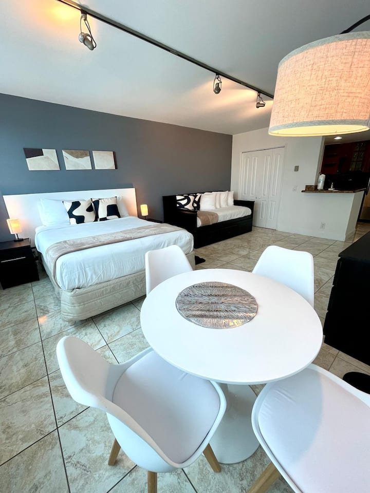 Estúdio bonito com vista para a baía! Estacionamento GRATUITO!