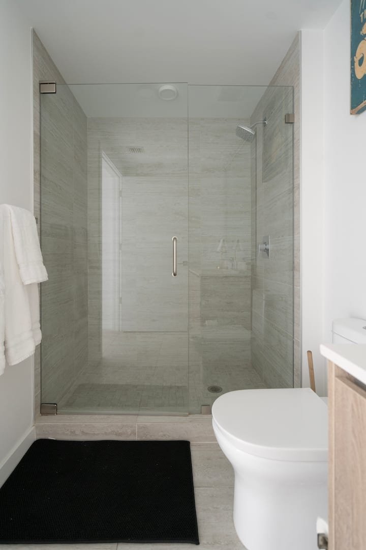 Condomínio no Design District com piscina, estacionamento e quarto