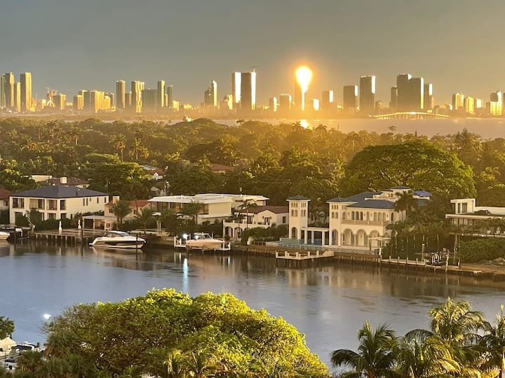 Estúdio bonito com vista para a baía! Estacionamento GRATUITO!