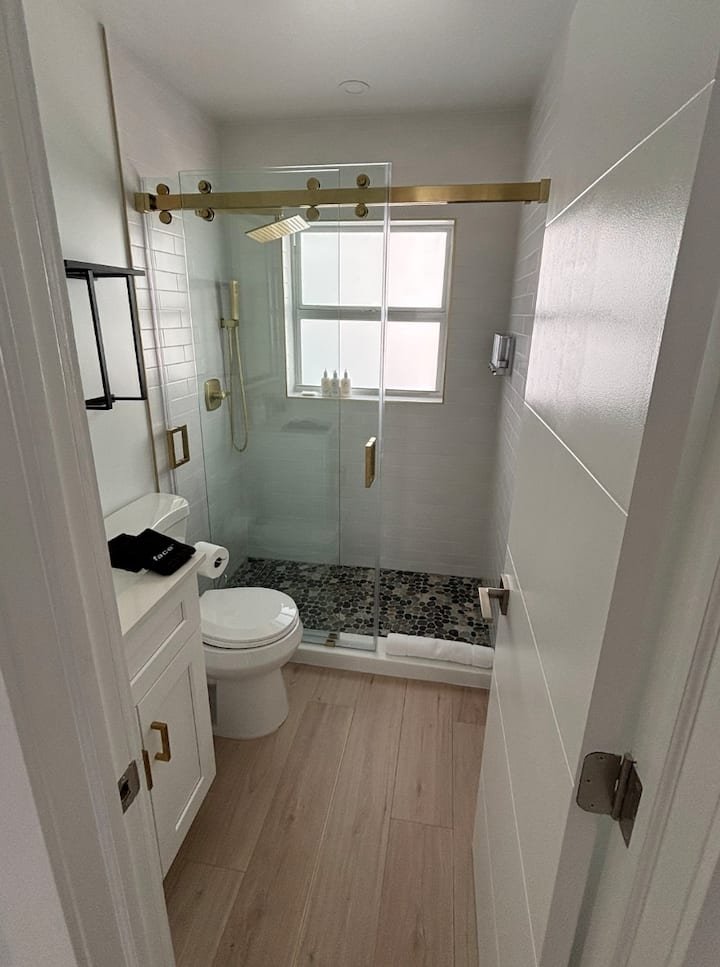 Condomínio na praia | Pátio exuberante | Birch Key Six