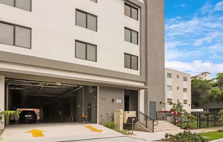 Cama King novo e seguro Oasis minutos para Brickell