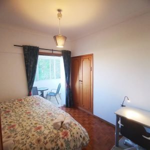 Quarto central em Lisboa — com marquise e ar-condicionado
