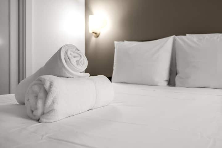 Elegante 1BR – The Strand Ocean Dr + Rooftop Pool!