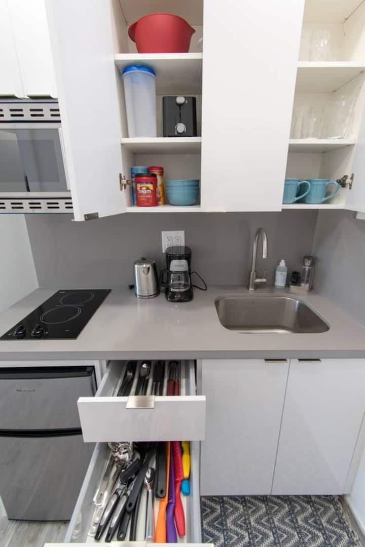 Moderno 1QTN com vaga de estacionamento e acesso a pé à praia