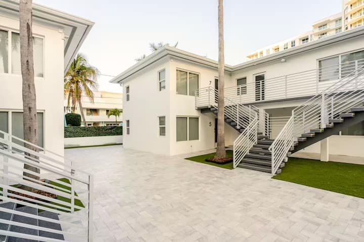 Condomínio na praia | Pátio exuberante | Birch Key Six