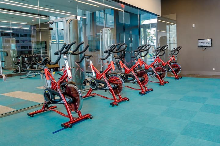 Condomínio no Design District com piscina, estacionamento e quarto