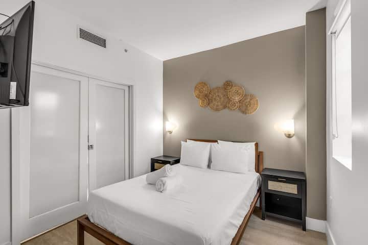 Elegante 1BR – The Strand Ocean Dr + Rooftop Pool!