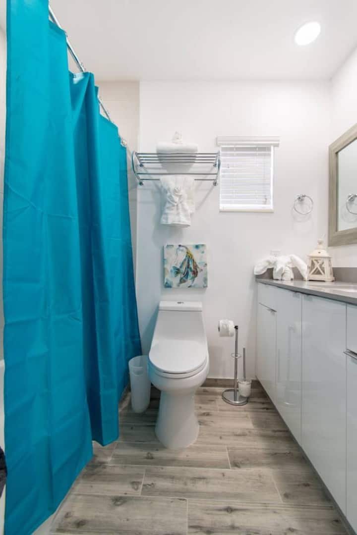 Moderno 1QTN com vaga de estacionamento e acesso a pé à praia