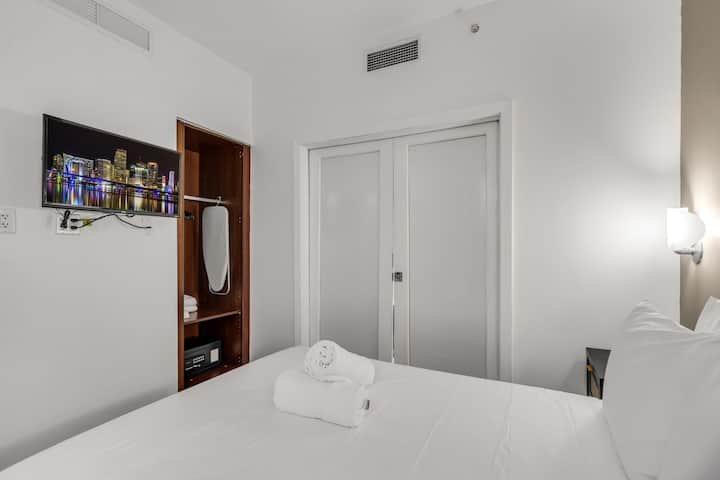 Elegante 1BR – The Strand Ocean Dr + Rooftop Pool!