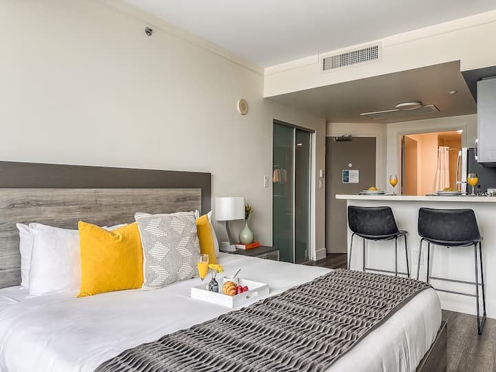 Cozinha completa, varanda, piscina, academia, estacionamento GRÁTIS