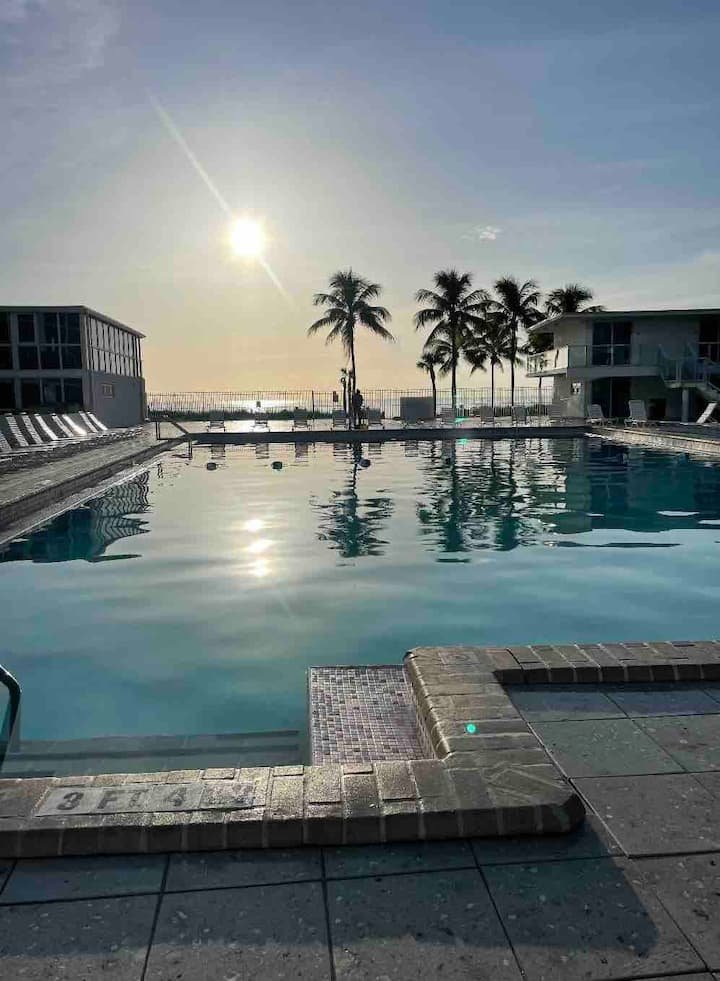 Estúdio bonito com vista para a baía! Estacionamento GRATUITO!